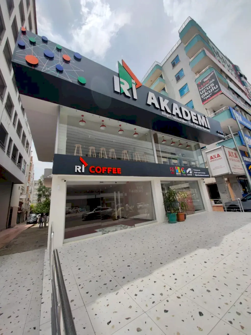 Ri Akademi Bizden Kareler